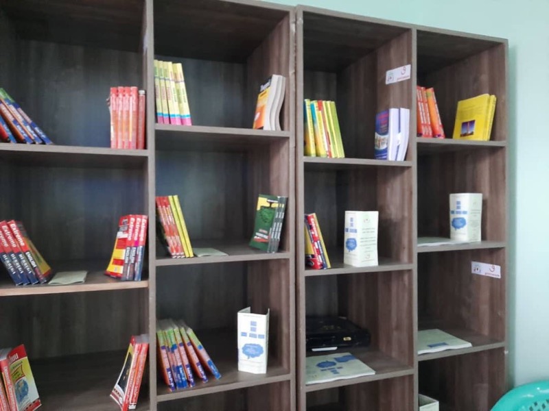 Des étagères de bibliothèque garnies de livres.